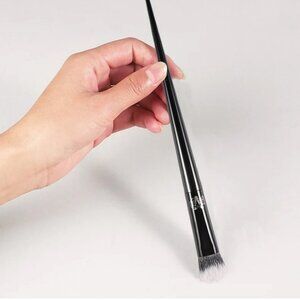 Kat Von D Makeup Brush 35 Concealer Brush Soft Fiber Hair Elegant Black Handle